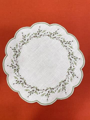 Большая декоративная салфетка-подтарельник с вышивкой