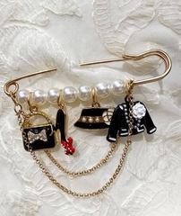 Б068 - Брошь-булавка с подвесками в стилистике CHANEL