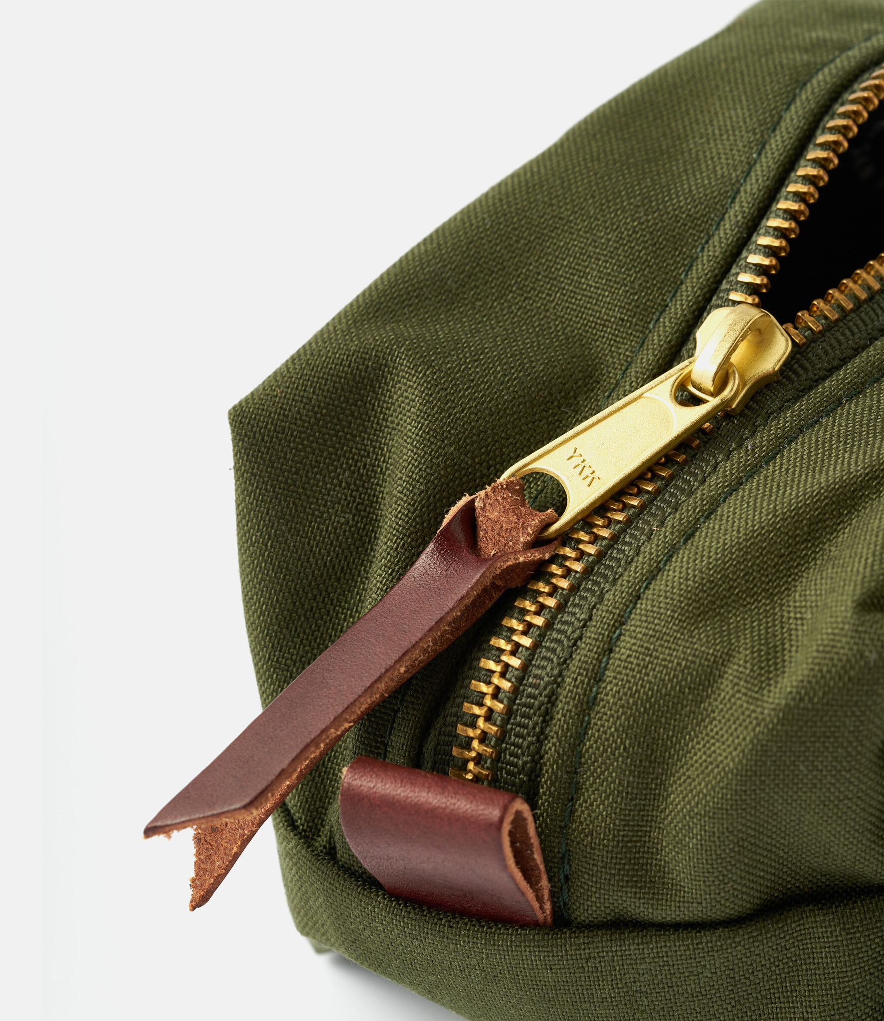 Joshu+Vela Dopp Kit in Nylon Medium Olive — несессер из нейлона