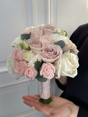 Свадебный букет из лизиантуса, эвкалипта, кустовых пионовидных и одноголовых роз