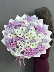 Букет из 19 кустовых хризантем и розовой гипсофилы
