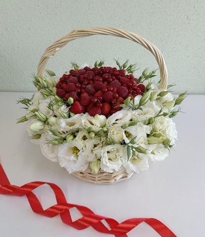 Корзина с эустомами и ягодами 