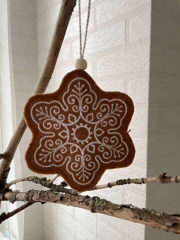 Звезда пряничная. Подвеска из фетра с вышивкой TSF-251123-Midi