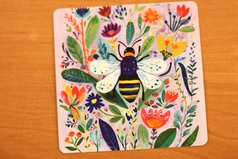 Пчелка на цветах