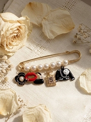Б068 - Брошь-булавка с подвесками в стилистике CHANEL
