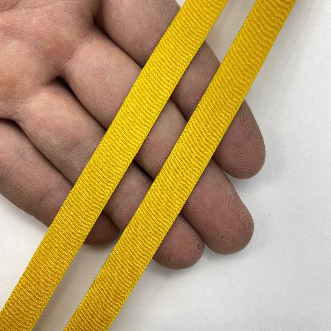 Что означает желтая резинка на руке