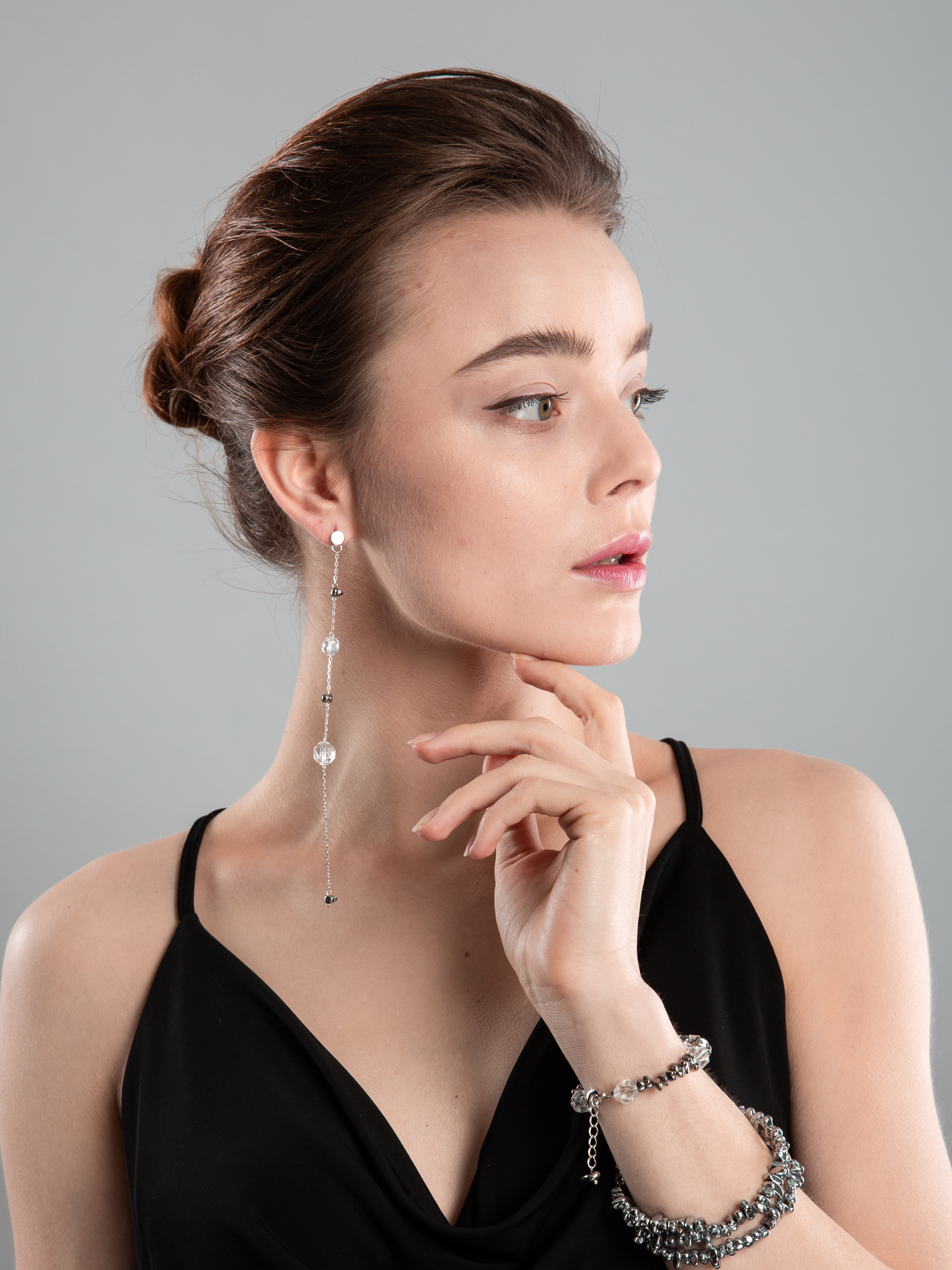 Серьги асимметричные с горным хрусталем и гематитом