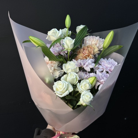 Букет из хризантем, диантусов и лилии