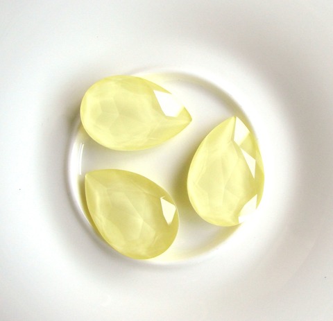 Капли 30*20 мм Светло-желтый / Powder Yellow