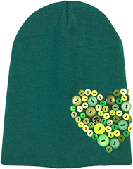 Зеленая шапочка с зелеными пуговками
