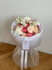 Букет из кустовых пионовидных роз, маттиолы и диантусов