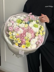 Букет сборный из гортензии, кустовой розы, маттиолы и диантусов