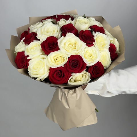 Букет 35 красно-белых роз Россия 40 см