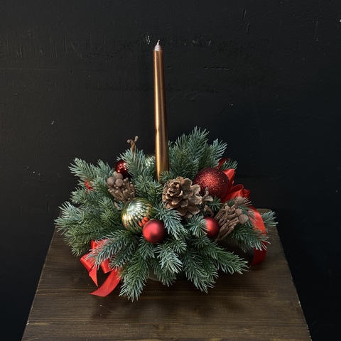 Рождественская композиция из искусственных еловых ветвей