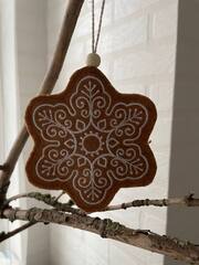 Звезда пряничная. Подвеска из фетра с вышивкой TSF-251123-Midi