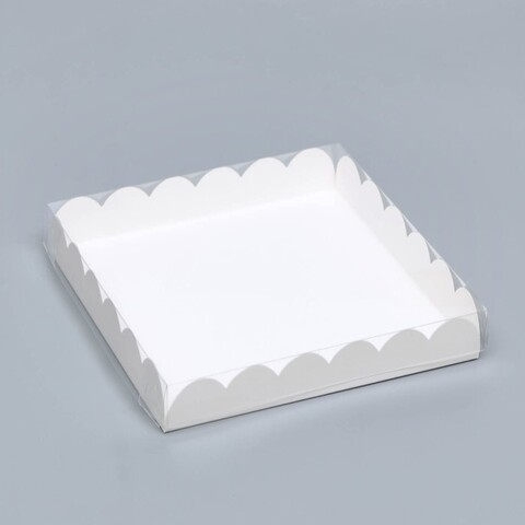 Коробка белая 18х18х3 с волнистым краем прозрачная крышка
