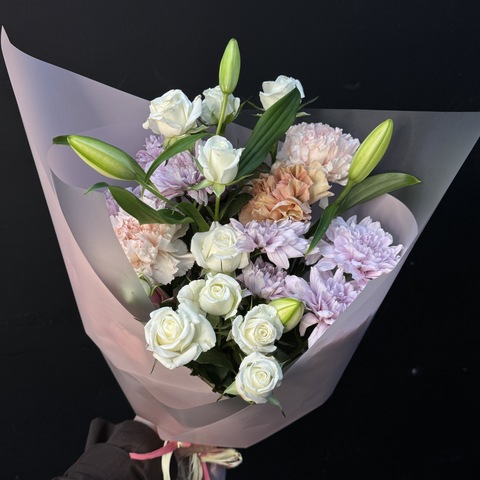 Букет из хризантем, диантусов и лилии