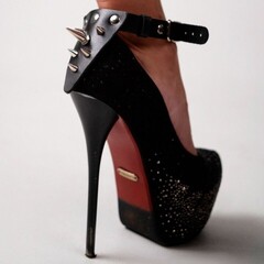 Браслет с шипами