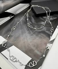 53231 - Колье-цепочкам с подвесками лого и жемчугом в стиле VALENTINO