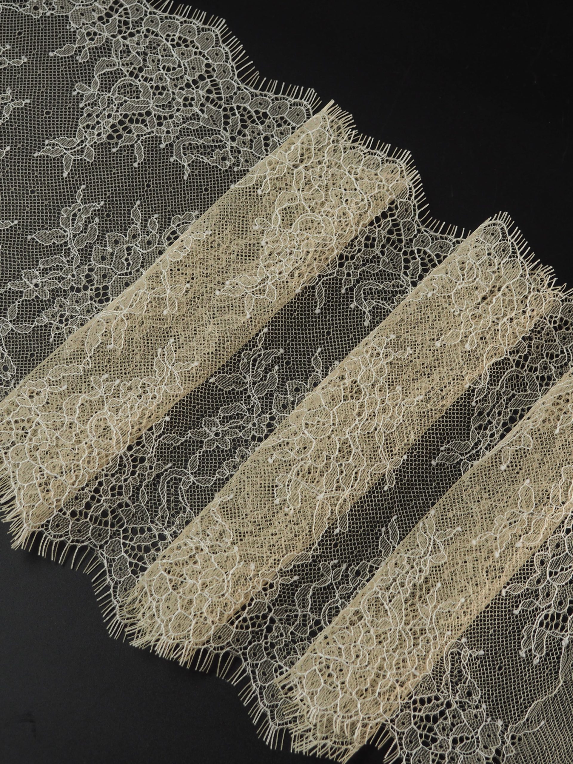 Кружево шантильи бежевое по Лауме неэластичное ширина 23 см длина 1.45 м