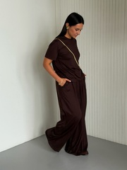 Костюм с силуэтной футболкой в шоколадном цвете