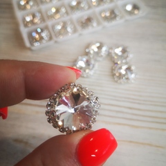 Стразы на цапах пришивные. Кабошон круглые. Хрусталь.