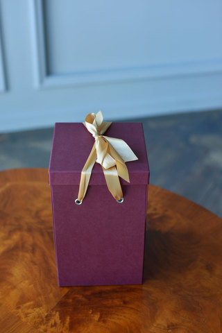 Подарочная коробка для розы в колбе с вау эффектом кинг бордовая