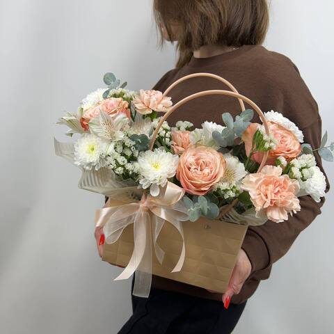 Композиция в сумочке в персиковой гамме