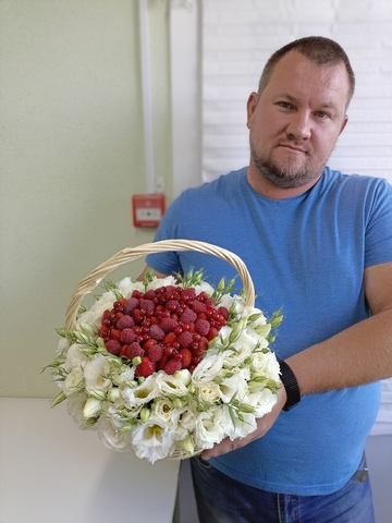 Корзина с эустомами и ягодами 