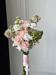 Свадебный букет из розовых диантусов, орнитогалума и маттиолы