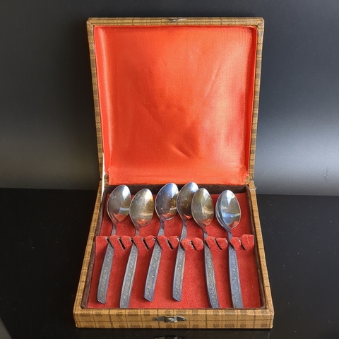 Набор из 6 чайных ложек с растительным декором в коробке, мНЦ (медь-никель-цинк), знак качества СССР, 1960-1980 гг.