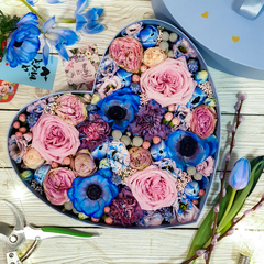 Композиция в коробке в форме сердца холодных тонов