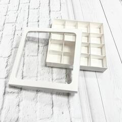 Коробка 16 конфет 18х18х3 см с окном Белая
