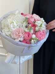 Сборный  букет из гортензии, кустовой пионовидной розы и маттиолы