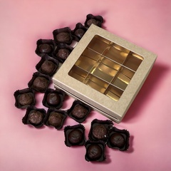 Коробка для конфет ПРЕМИУМ с большим окном 160*160*45 см (9) (крафт/золото)