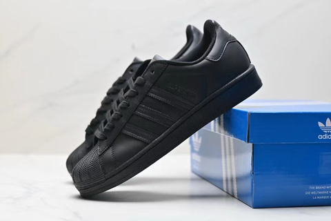 Чёрные кроссовки adidas Superstar 