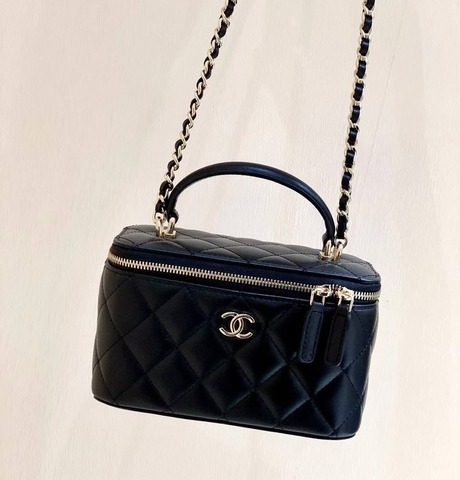 Косметичка Chanel с двойным C-логотипом
