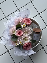 Цветочная композиция в коробке+свеча 50 мл