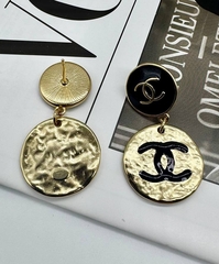 32342-sergi-chanel-s-kruglymi-podveskami-podveskami-s-chernoj-ehmalyu