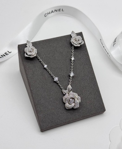 Серьги и кулон BOUTON DE CAMÉLIA CHANEL