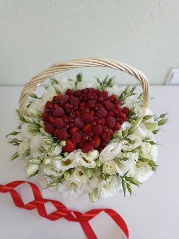 Корзина с эустомами и ягодами 