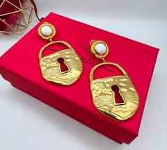 sergi-zamok-dlinnye-v-stile-schiaparelli