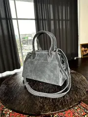 Женская сумочка из натуральной замши серого цвета