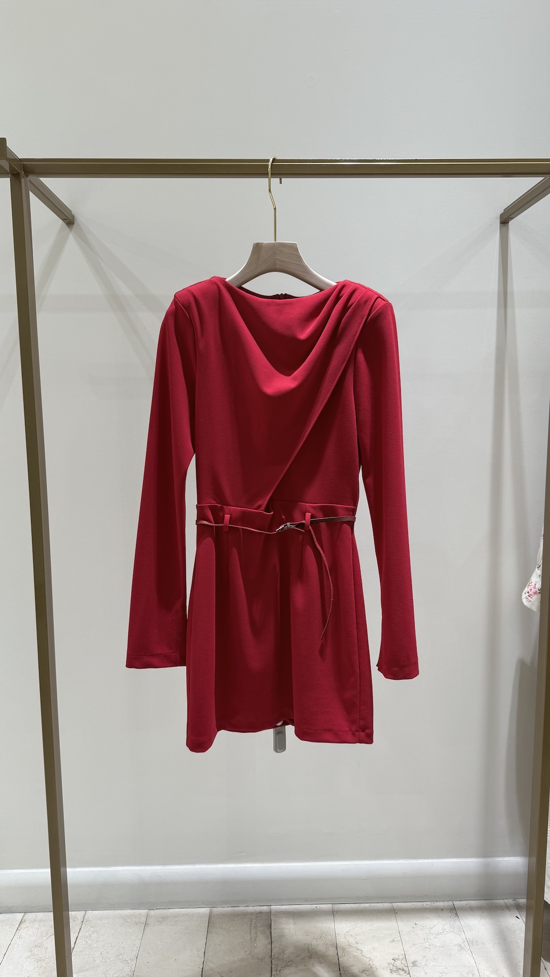 Платье с драпировкой и подплечниками