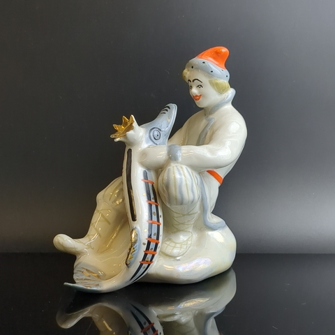 Статуэтка "Емеля со щукой" ("По щучьему велению"), скульптор В. Петушков, фарфор, роспись, золочение, Ленинградский завод фарфоровых изделий (ЛЗФИ), СССР, 1956-1967 гг.