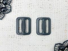 Пряжка двухщелевая пластик, 2 см, пр-во Россия, чёрный