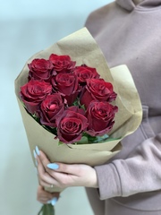 Букет 9 красных роз Эквадор 70см в крафте