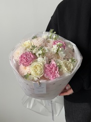 Букет из кустовой пионовидной розы, маттиолы, диантусов и хризантемы