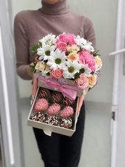 Мини шкатулка с клубникой и цветами «Дыхание весны»