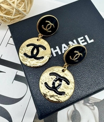 32342-sergi-chanel-s-kruglymi-podveskami-podveskami-s-chernoj-ehmalyu